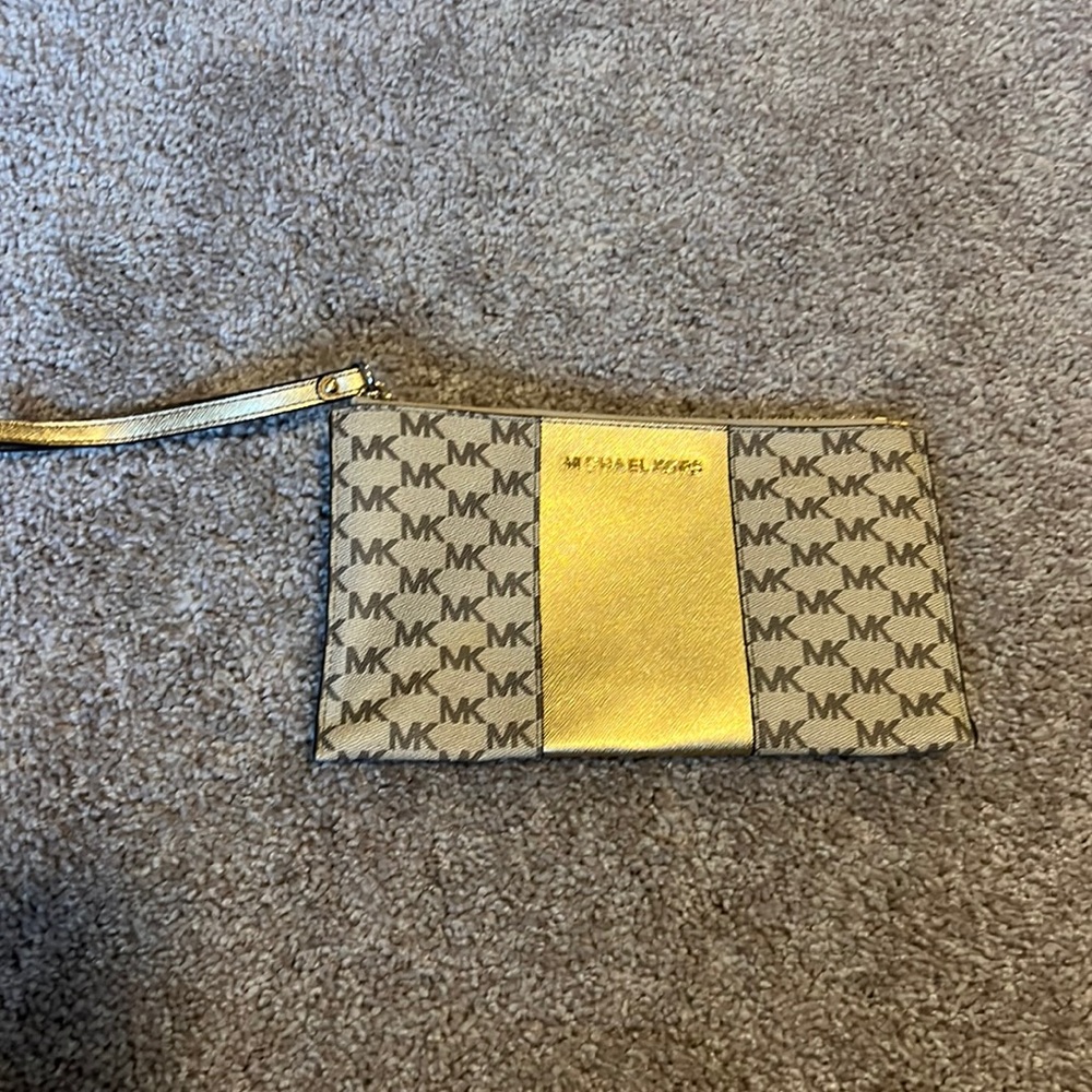 Michael kors clutch. Simple and elegant.
